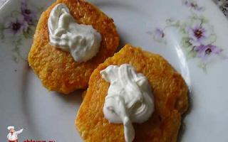 Ein einfaches Rezept für Karottenkoteletts mit Grieß, Ei und Sauerrahm. Karottenkoteletts, das leckerste Grießrezept
